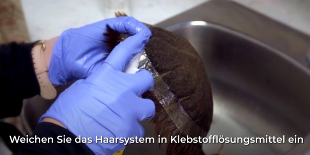 das Haarsystem in Klebstofflösungsmittel einweichen