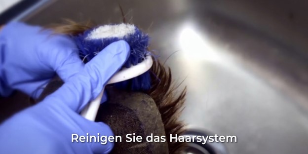 das Haarsystem reinigen