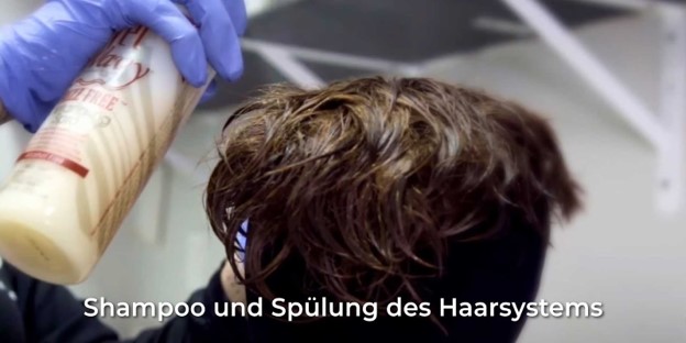 Shampoo und Spülung des Haarsystems