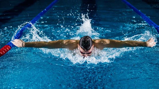 schwimmen mit toupet